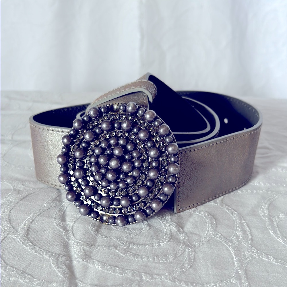 White House Black Market Light Gray Leather Belt With Gray Pearl Buckle. Size M